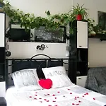 Charmant Studio Au Calme Tout Confort Dans Chateau Neo Gothique Proche Zenith Comet Orleans Parking Voiture Gratuit Wifi Haut Debit Rue Des Montees